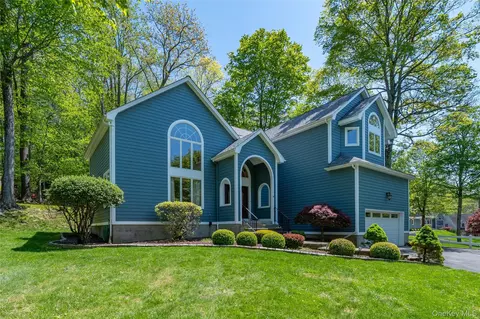 1 Ridge Ct, Carmel, NY 10512