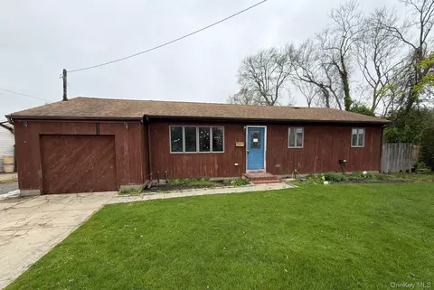 209 Moffitt Blvd, Islip, NY 11751