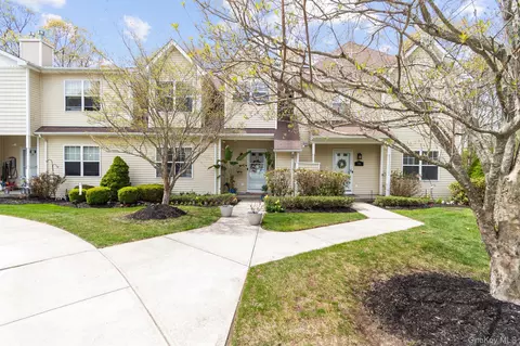 29 Daremy Cir #2E, Medford, NY 11763