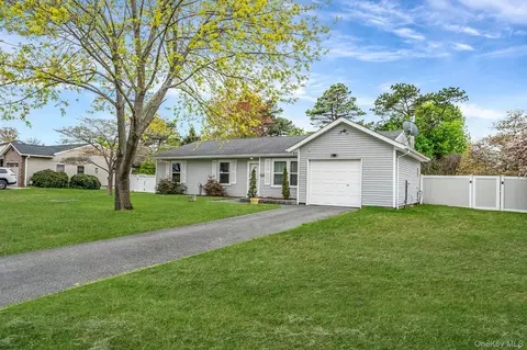 6 Lisa Ct, Medford, NY 11763