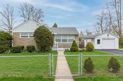 20 E Maple St, Central Islip, NY 11722