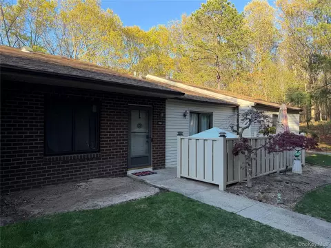 938 Skyline Dr, Coram, NY 11727