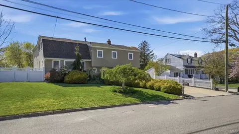20 Camp Dr, Selden, NY 11784
