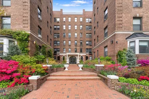 21 Barstow Rd #2I, North Hempstead, NY 11021