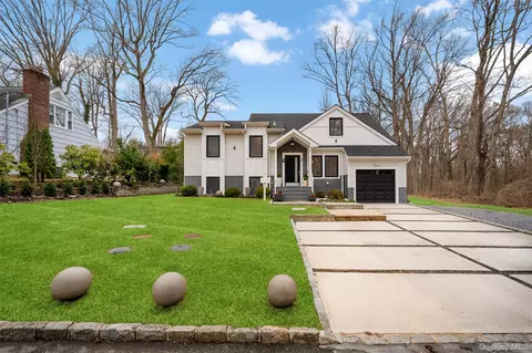 2 Hewlett Pl, North Hempstead, NY 11024