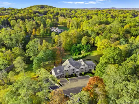 2 Barry Ct, Katonah, NY 10536