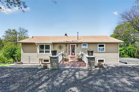 77 Maidstone Dr, Walden, NY 12586