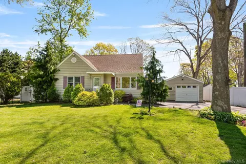1321 Thompson Dr, Bay Shore, NY 11706