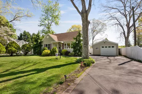 1321 Thompson Dr, Bay Shore, NY 11706