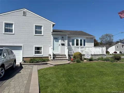 313 Illinois Ave, Massapequa Park, NY 11762