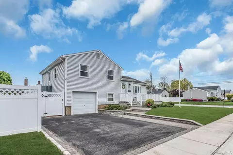 313 Illinois Ave, Massapequa Park, NY 11762