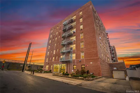 133 Beach 120th St #3A, New York, NY 11694