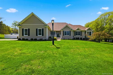 92 Coppergate Ln, Warwick, NY 10990