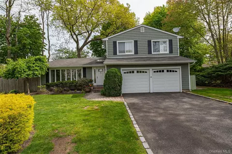 17 Lodge Ln, Miller Place, NY 11764
