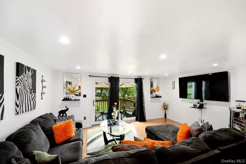 Living - 708 Mallard Way, Peekskill, NY 10566 photo 1 of 4