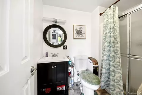 Bath - 708 Mallard Way, Peekskill, NY 10566 photo 2 of 3
