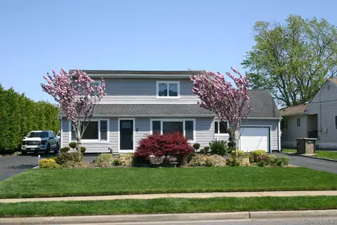 121 Ocean Ave, Massapequa, NY 11758