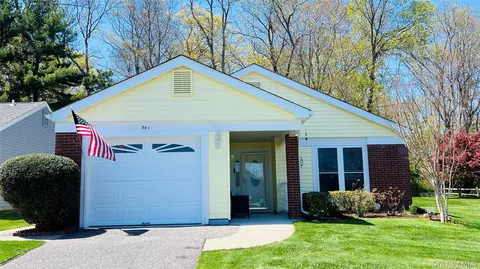541 Stratford Ln, Ridge, NY 11961