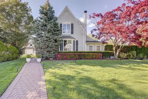 63 Buckingham Pl, Lynbrook, NY 11563