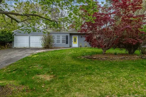 10 Calicotree Ln, Coram, NY 11727