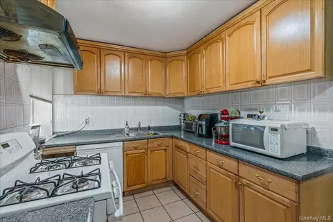 Kitchen - 144-55 Melbourne Ave #2E, Flushing, NY 11367 photo 2 of 3
