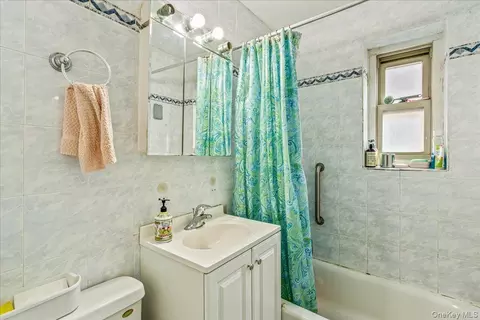 Bath - 144-55 Melbourne Ave #2E, Flushing, NY 11367 photo 1 of 1