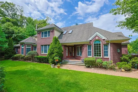 14 Belvedere Ct, North Hempstead, NY 11030