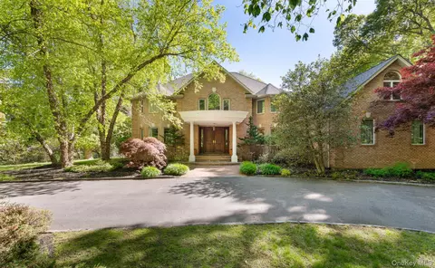 2 Spring Hill Rd, Saint James, NY 11780