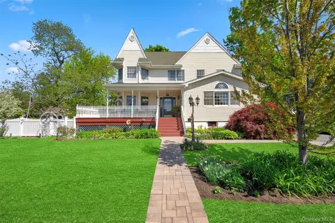 25 Bolton St, Lindenhurst, NY 11757