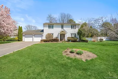 18 Lincoln Ave, Dix Hills, NY 11746