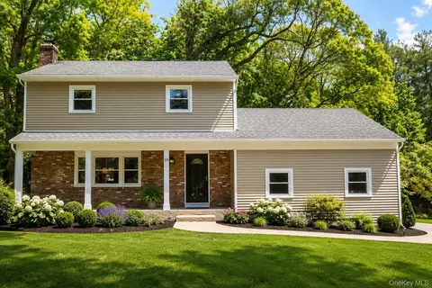10 Tudor Dr, Stony Brook, NY 11790