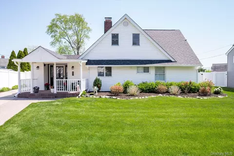 41 Disc Ln, Wantagh, NY 11793
