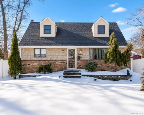 18 Yale St, Islip, NY 11751