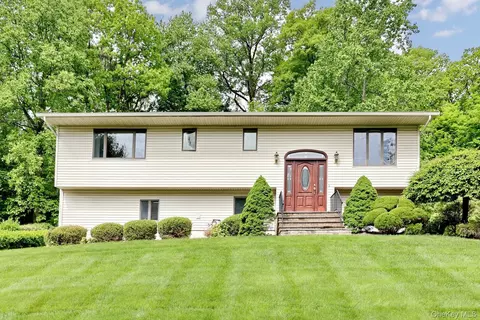 8 Medford Pl, Clarkstown, NY 10954