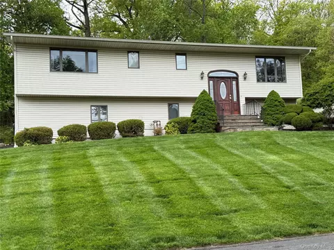 8 Medford Pl, Clarkstown, NY 10954
