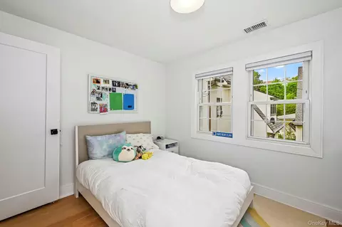 Bedroom - 7 Merestone Ter, Bronxville, NY 10708 photo 2 of 7