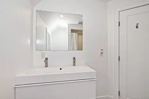 Bath - 7 Merestone Ter, Bronxville, NY 10708 photo 3 of 4