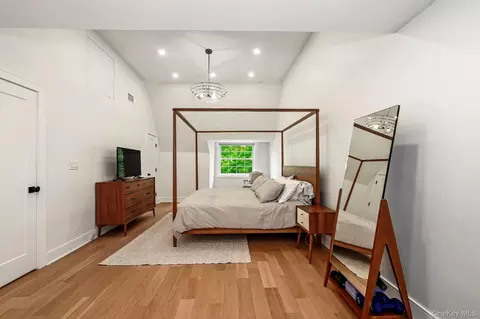 Bedroom - 7 Merestone Ter, Bronxville, NY 10708 photo 5 of 7