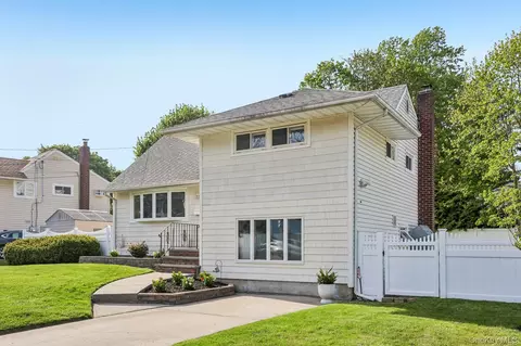 7 Bowden Dr, Huntington Station, NY 11746