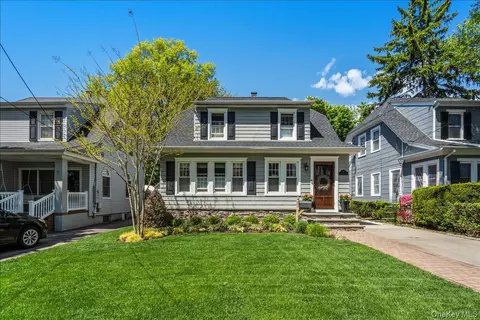 94 Roosevelt St, Garden City, NY 11530