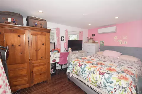 Bedroom - 130 Winganhauppauge Rd, Islip, NY 11751 photo 2 of 7