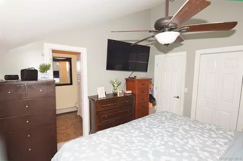 Bedroom - 130 Winganhauppauge Rd, Islip, NY 11751 photo 4 of 7