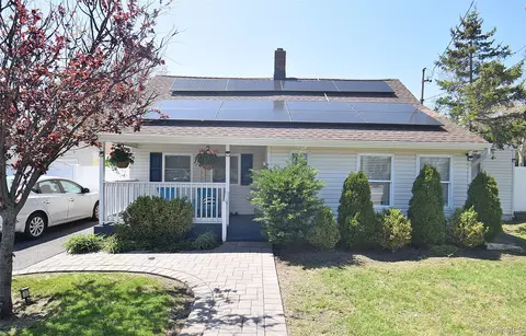 130 Winganhauppauge Rd, Islip, NY 11751
