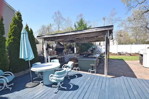 Exterior - 130 Winganhauppauge Rd, Islip, NY 11751 photo 7 of 11