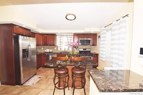 Kitchen - 130 Winganhauppauge Rd, Islip, NY 11751 photo 5 of 5