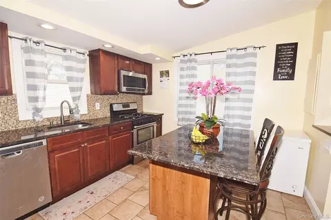 Kitchen - 130 Winganhauppauge Rd, Islip, NY 11751 photo 4 of 5
