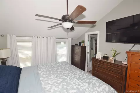 Bedroom - 130 Winganhauppauge Rd, Islip, NY 11751 photo 6 of 7