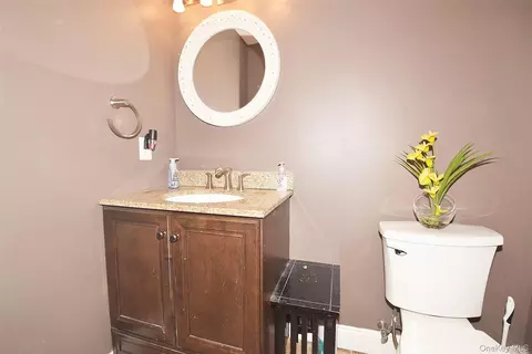Bath - 130 Winganhauppauge Rd, Islip, NY 11751 photo 1 of 4