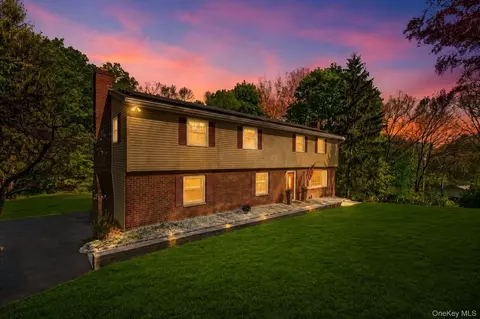 14 Victor Ln, Poughkeepsie, NY 12601