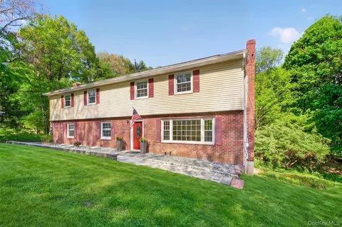 14 Victor Ln, Poughkeepsie, NY 12601